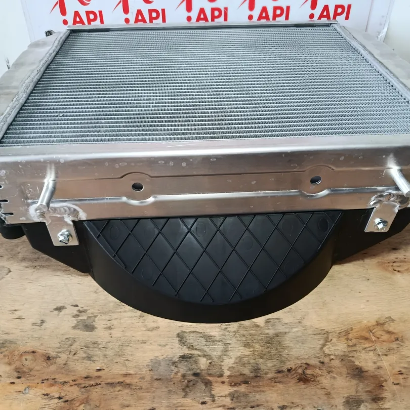 Két nước làm mát xe nâng