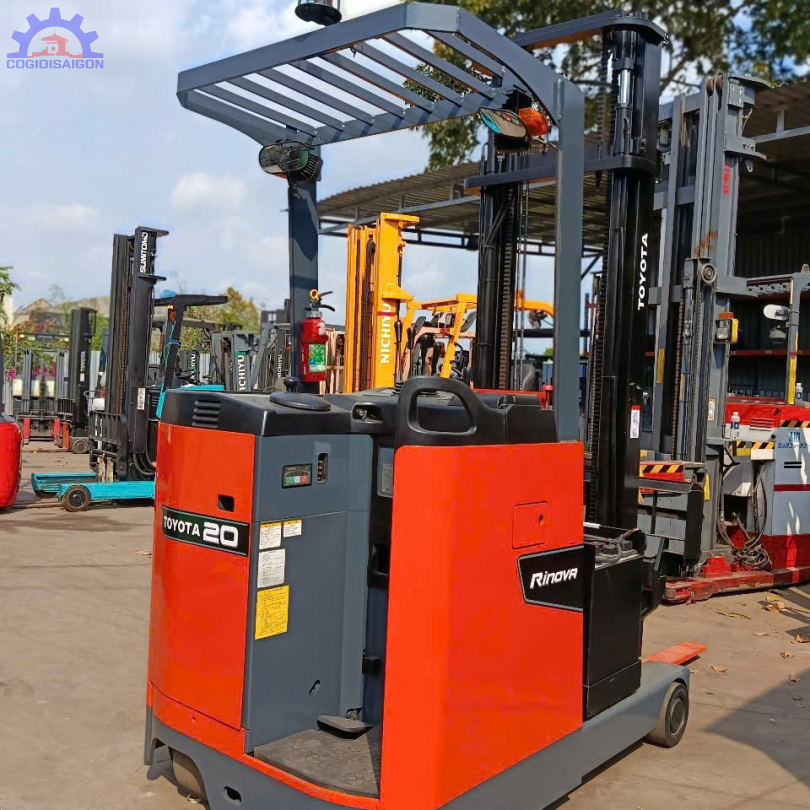 Xe nâng điện đứng lái Toyota 2 tấn