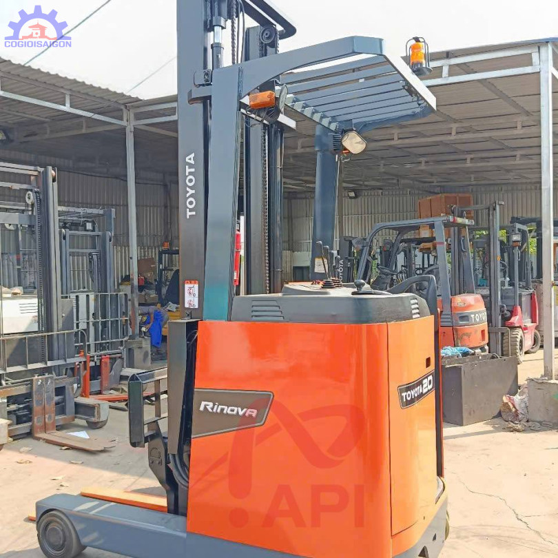 Xe nâng điện đứng lái Toyota 2 tấn