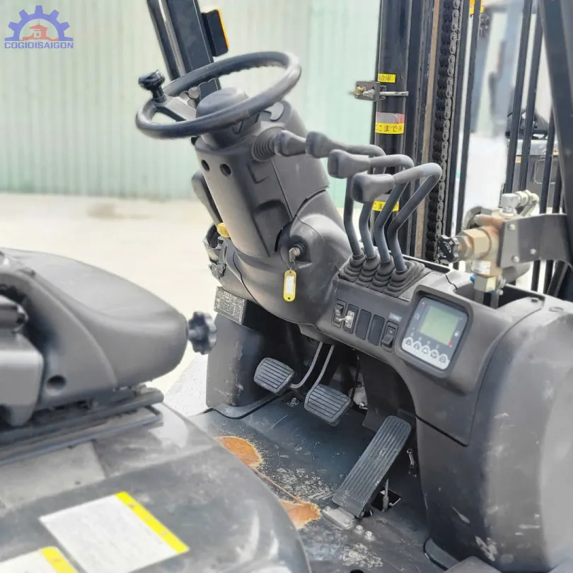 Xe nâng kẹp giấy tròn Unicarriers